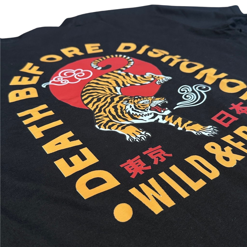 【インパクトで魅せる】黒地に映える虎、男らしさ全開Tシャツ