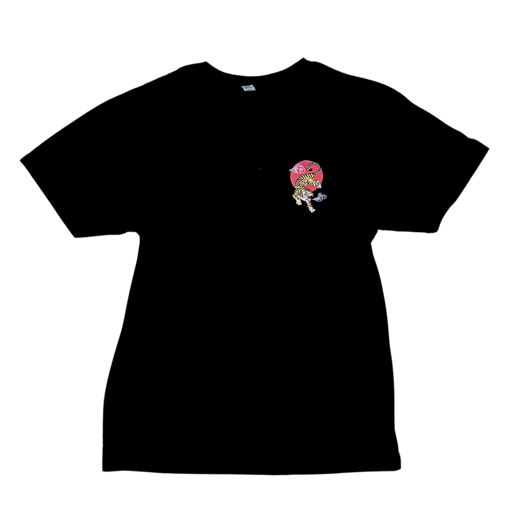 【インパクトで魅せる】黒地に映える虎、男らしさ全開Tシャツ